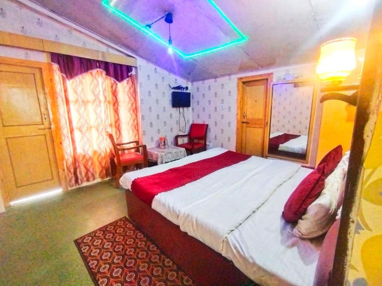 Hotel Gilbert Mountain View Manali  Bagian luar foto